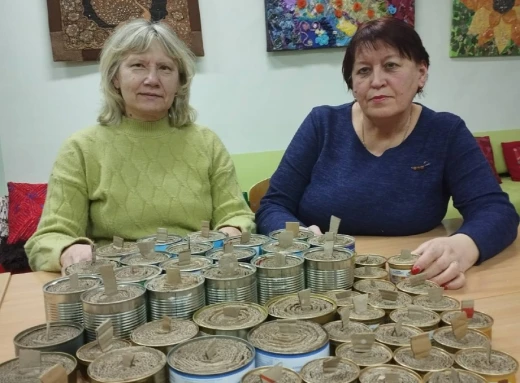 Зігріти захисників: Славутицькі волонтерки виготвляють окопні свічки фото