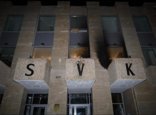 У Празі невідомі кинули коктейлі Молотова в будівлю «російського дому фото