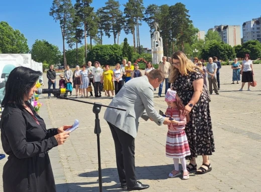 Славутич дякує: родини загиблих Героїв отримали відзнаки «Почесний громадянин міста» (фото) фото