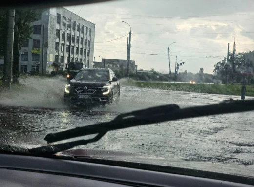 Шалена та страшна: Злива у Чернігові 11 червня 2024 року фото