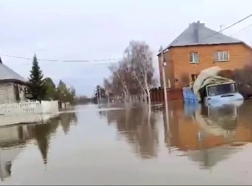 Карма в дії: російське місто Орськ йде під воду фото