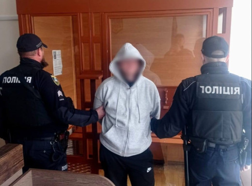 У Славутичі затримали грабіжника магазину — йому загрожує до 10 років тюрми фото У Славутичі затримали грабіжника магазину — йому загрожує до 10 років тюрми фото