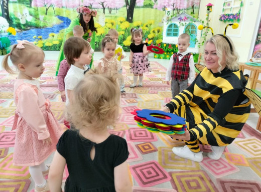 Весна завітала в садочок Славутича і малюки влаштували тепле свято з піснями та танцями фото