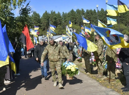 Славутич попрощався з Героєм: остання шана Олександру Саю фото