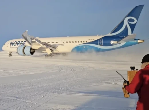 Посаджено на лід: в Антарктиді вперше приземлився літак Boeing 787 фото
