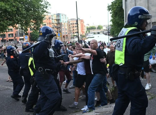 Масові сутички у Британії: ультраправі проти мігрантів і поліції – ситуація загострюється фото