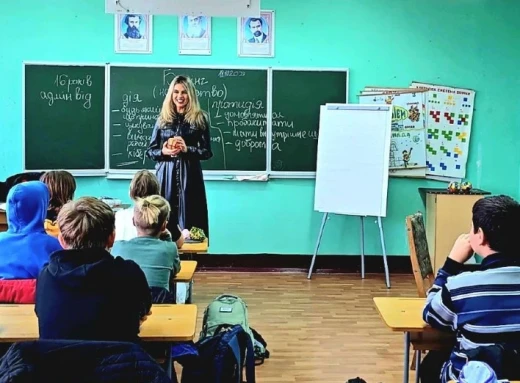 Стоп, кібербулінг! Славутицькі поліцейські і психологи провели профілактичні заняття для учнівської молоді (фото, відео) фото