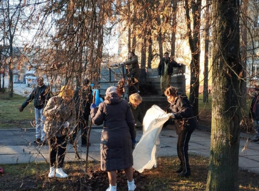 У Славутицькій бібліотеці провели велике осіннє прибирання разом із містянами фото