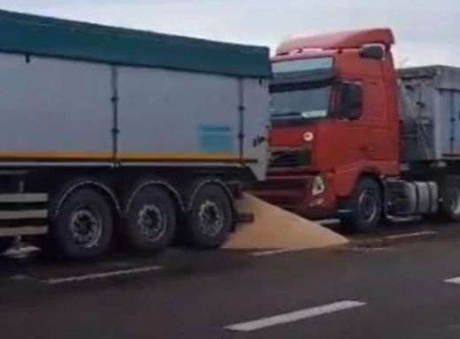 Страйк продовжується: Польські фермери висипали зерно з українських вантажівок на кордоні! фото