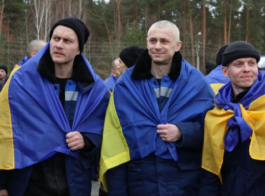 200 українських захисників повернулися з російського полону фото
