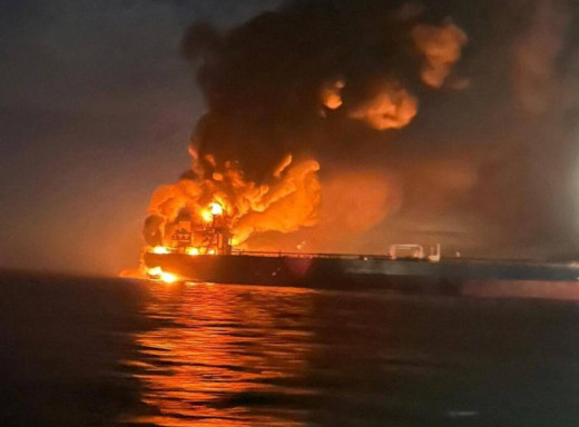 Танкер російського «тіньового флоту» сів на мілину біля Болгарії після попередньої атаки дронів фото