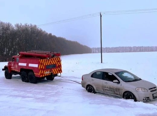 Врятували 5 автівок, які застрягли у снігах фото