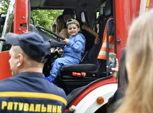 Дитяче свято у Славутичі: трансформери, собаки-герої та техніка майбутнього фото Дитяче свято у Славутичі: трансформери, собаки-герої та техніка майбутнього фото