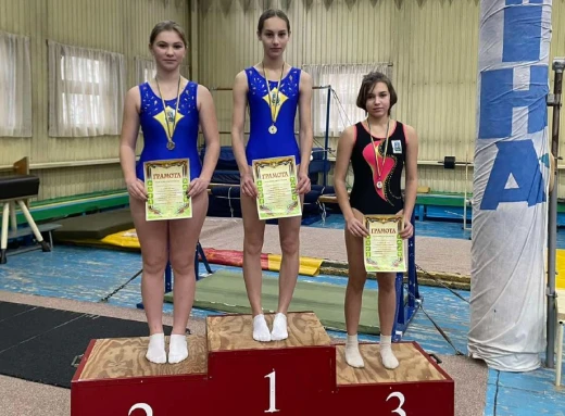 Успіхи молодих стрибунів: Відкритий чемпіонат КДЮСШ у Славутичі фото
