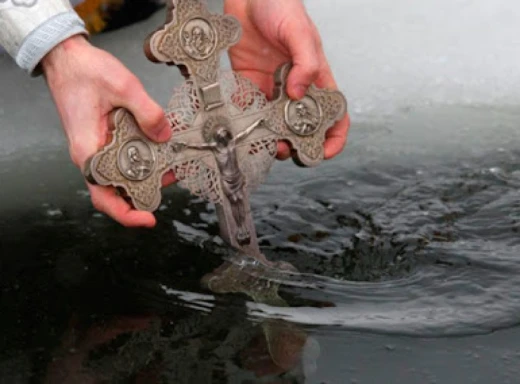 Хрещенська свята вода: Зберігання та застосування для здоров'я фото