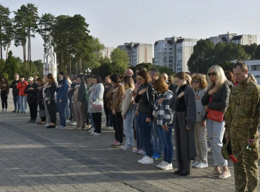 Славутич вшанував пам'ять 74 героїв: хвилина мовчання на центральній площі фото