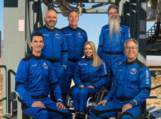 У США вперше запустили в космос людину на кріслі колісному фото