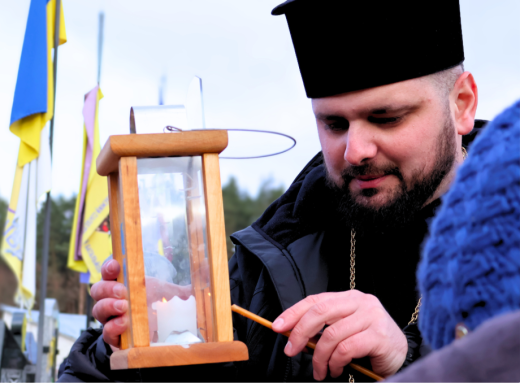 Вифлеємський вогонь миру у Славутичі запалили біля могил загиблих Героїв фото