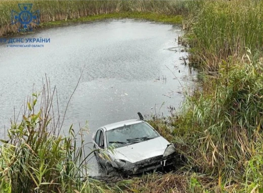 Авто в ставку, водій загинув. Трагедія на Чернігівщині фото