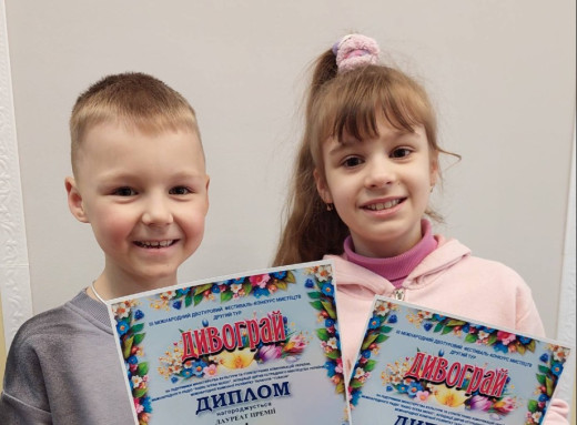 Юні вокалісти з ДШМ здобули перше місце на Міжнародному конкурсі «Дивограй» фото Юні вокалісти з ДШМ здобули перше місце на Міжнародному конкурсі «Дивограй» фото