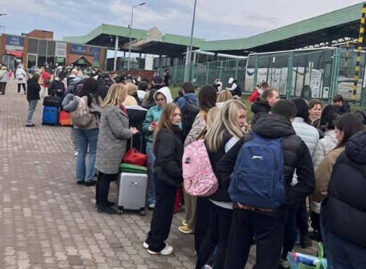 На західному кордоні зросли черги на в'їзд в Україну фото