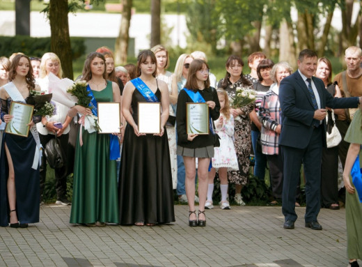 У Славутичі привітали 163 випускників 2026 року фото