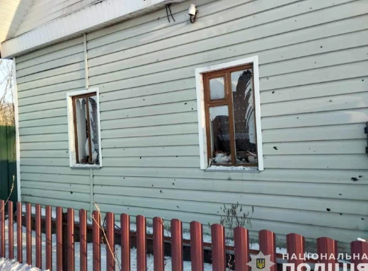 Росіяни продовжують обстрілювати будинки на Чернігівщині: Поліція показала наслідки фото