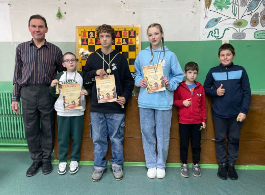 У Славутичі завершився осінній чемпіонат зі швидких шахів серед юних гравців фото У Славутичі завершився осінній чемпіонат зі швидких шахів серед юних гравців фото