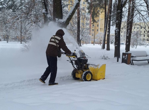 У Славутичі очищають загальноміські доріжки від снігу спецтехнікою фото