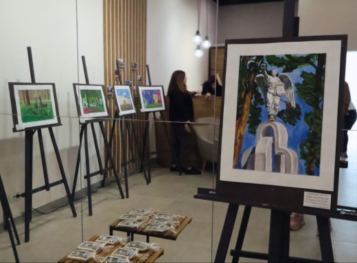 У Славутичі відкрили виставку «Славутич — мить у кольорі»: як минула подія у Туристично-інформаційному центрі фото