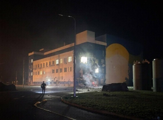 Росіяни вдарили Шахедом по сховищу біля ЧАЕС і спричинили пожежу фото