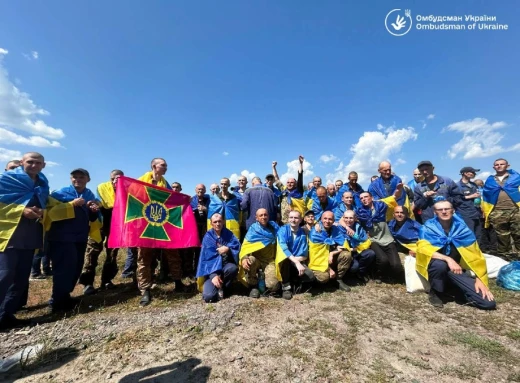 Наші вдома! Відбувся обмін полоненими - 95 українців повернулися додому фото