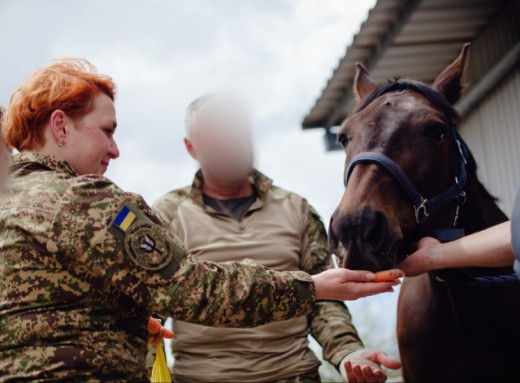У Славутичі провели іпотерапію для військових, які проходять лікування та реабілітацію фото У Славутичі провели іпотерапію для військових, які проходять лікування та реабілітацію фото