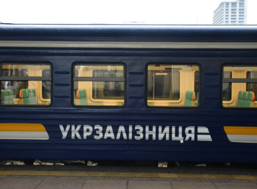 Потяг "Славутич – Фастів" затримується через російську атаку фото Потяг "Славутич – Фастів" затримується через російську атаку фото