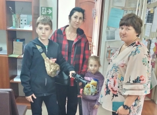 У Славутичі родина ВПО отримала самокат від міського центру соціальних служб фото У Славутичі родина ВПО отримала самокат від міського центру соціальних служб фото