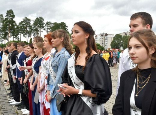 Сльози, усмішки і перші дорослі кроки — у Славутичі провели випускний зліт 2025 фото Сльози, усмішки і перші дорослі кроки — у Славутичі провели випускний зліт 2025 фото