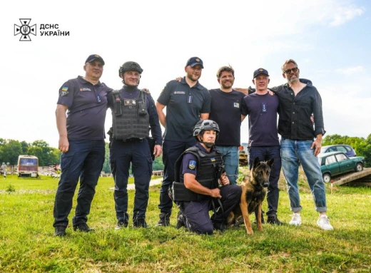 Голлівудський актор Міша Коллінз долучився до саперної місії в Україні фото