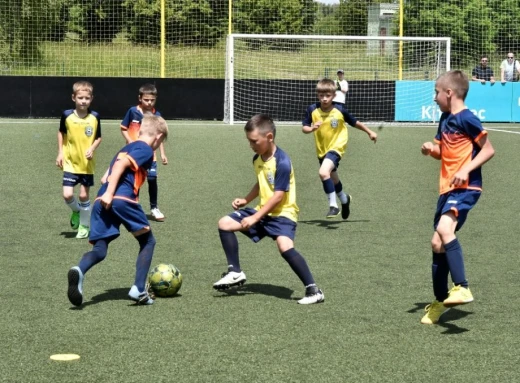 М'яч на зеленому газоні: успіхи юних футболістів Славутича фото