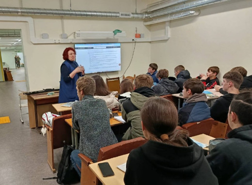 Славутицький ліцей «БезМеж» отримав інформаційну панель для навчання в укритті фото