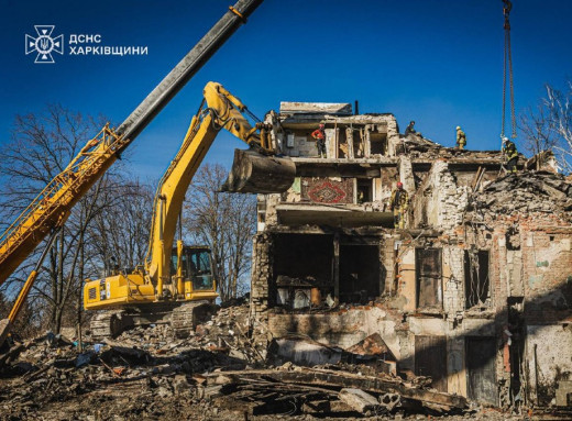 У Харкові завершили пошуково-рятувальні роботи після ракетного удару по житловому будинку фото