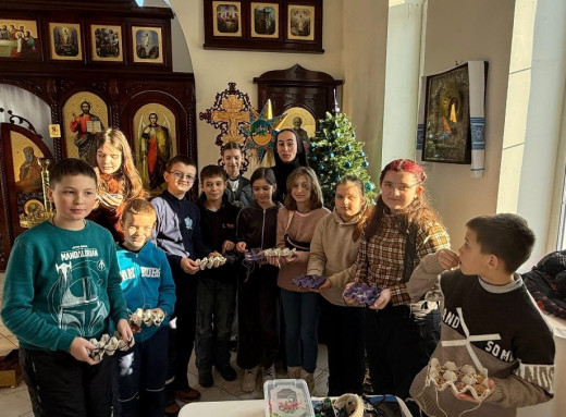 Маленькі серця з великим співчуттям: у Славутичі діти власноруч робили годівнички для птахів фото