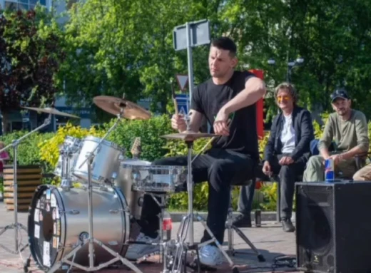 Вуличний концерт барабанщика-воїна Дмитра Проніна у Славутичі фото