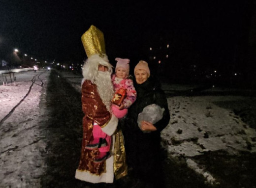 Новорічне диво для дітей героїв: поліцейський Святий Миколай привітав малечу фото