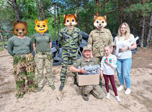 П'ятирічна славутичанка передала допомогу бійцям ДФТГ завдяки власній картині фото