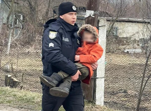 На Чернігівщині поліцейські усю ніч шукали зниклого 3-річного хлопчика фото