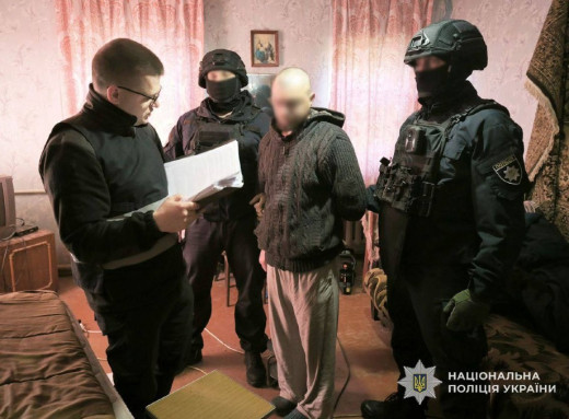 У Чернігові батько з сином та їхній спільник організували збут наркотиків по всій Україні фото У Чернігові батько з сином та їхній спільник організували збут наркотиків по всій Україні фото