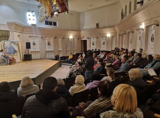 Славутицький театр "Добрий настрій" зібрав донати для підтримки Збройних Сил України фото