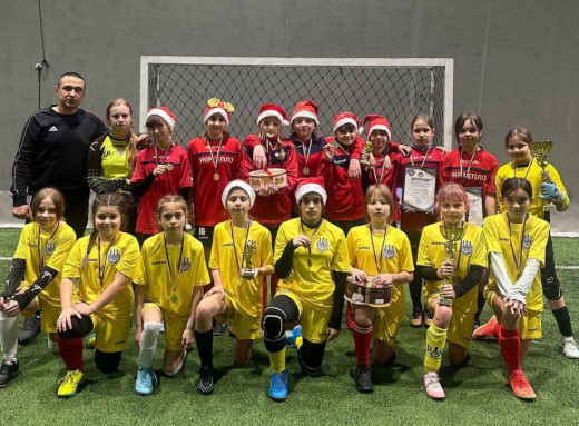 Юні футболістки зі Славутича виступили на новорічному фестивалі Королева м'яча у Києві фото