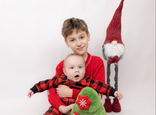 У Славутичі молодь ЧАЕС провела благодійну різдвяну фотосесію на підтримку ЗСУ фото