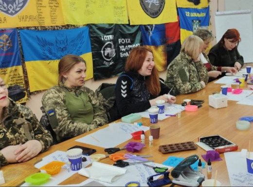 У Славутичі військовослужбовиці взяли участь в арттерапевтичному майстер-класі з миловаріння фото У Славутичі військовослужбовиці взяли участь в арттерапевтичному майстер-класі з миловаріння фото